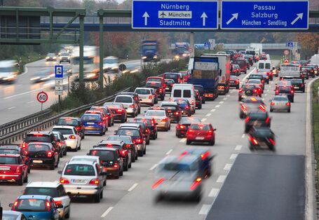 Autos stehen auf einer Autobahn im Stau.