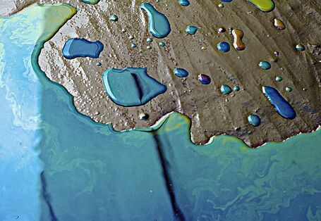 Blaue, flüssige Chemikalien auf dem Boden