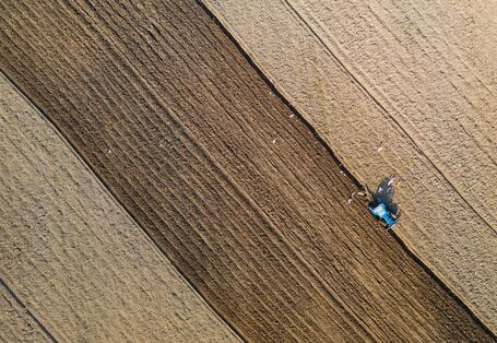 Ein Traktor fährt über ein Feld