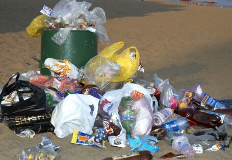 Ein überquellender Abfalleimer