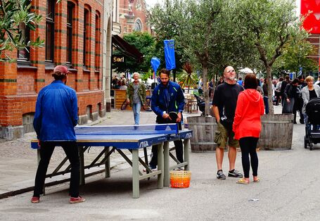 Menschen spielen Tischtennis auf der Straße
