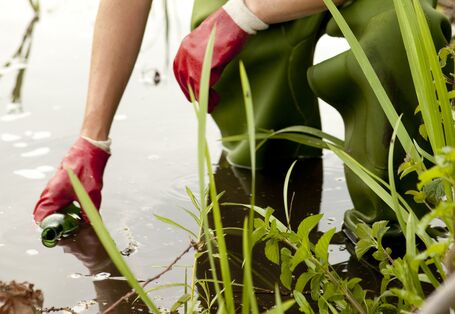 Ein Mann nimmt eine Wasserprobe