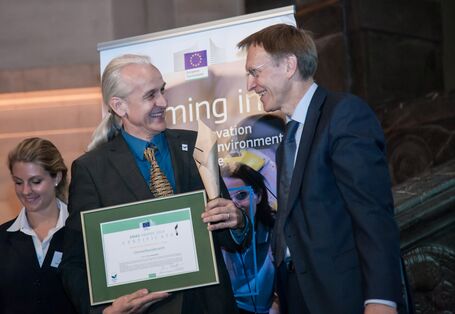 EU-Umweltkommissar Potočnik überreicht Herrn Huckestein vom UBA eine EMAS-Urkunde