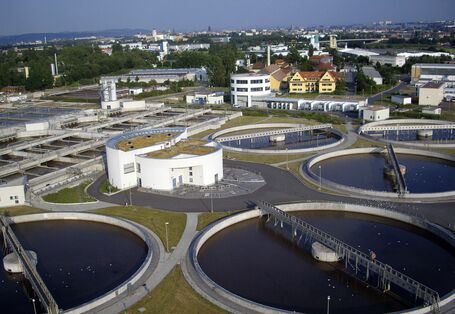 Eine Entwässerungsanlage mit der Stadt Dresden im Hintergrund