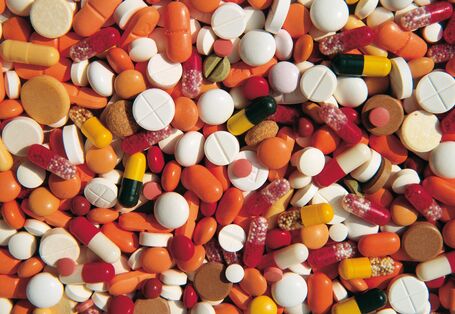 Ein Haufen bunter Pillen.