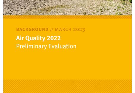 Titelblatt mit Bild: Fluss fließt an ausgetrocknetem Ufer vorbei