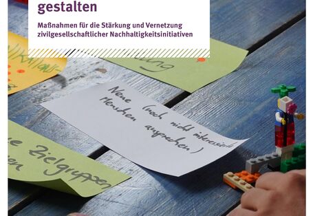 Tisch mit bunten Zetteln