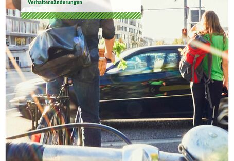 Fahrradfahrende im dichten Straßenverkehr