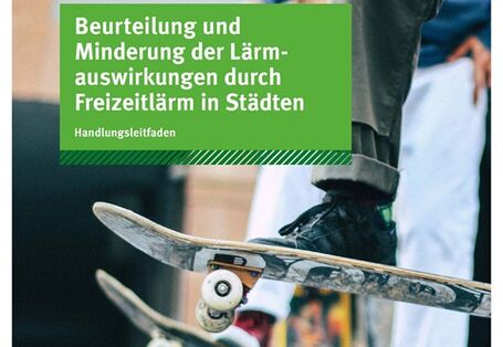 Füße auf Skateboards