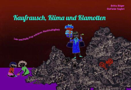 Zwei Kinder spielen mit Spielzeugautos. Eine Dame steht dahinter auf einem Berg voller Spielzeug mit weiteren Geschenken in der Hand.