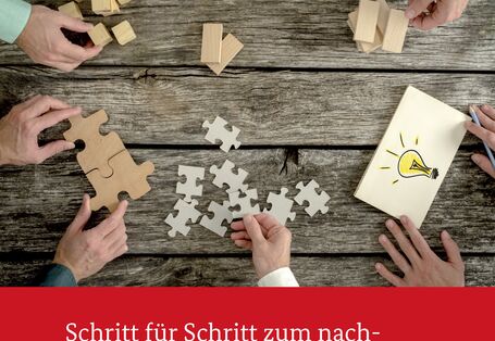 Titelbild, Holzbausteine und Puzzelteile auf einem Tisch
