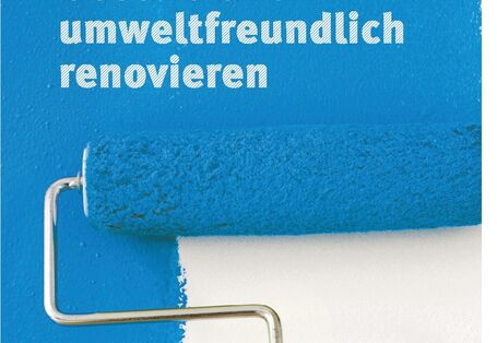 Farbrolle malt blau an weiße Wand