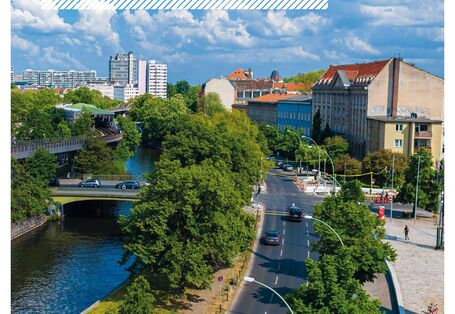 Berlin mit Kanal, Straße und Häusern