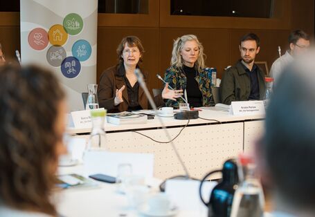 Umweltstaatssekretärin Dr. Christiane Rohleder spricht zu den Bürgerdelegierten