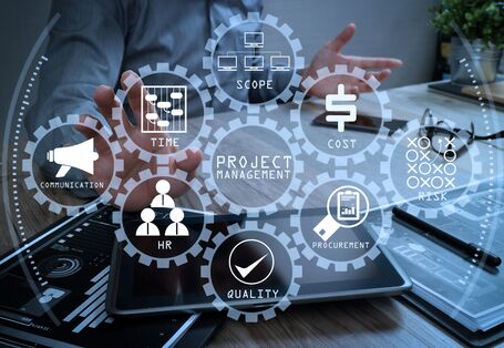 Mensch vor einem Computer, Grafiken fliegen umher