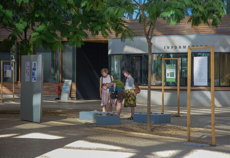 Drei Besucherinnen betrachten die Ausstellung im UBA-Dessau