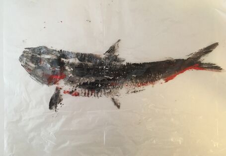 Fischmotiv aus Überresten auf Plastikfolie