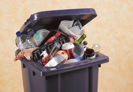 volle Restmülltonne 