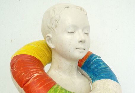 Büste eines Jungen mit Schwimmreifen