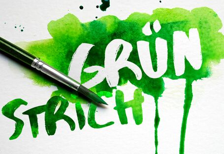 Pinsel auf grünem Klecks