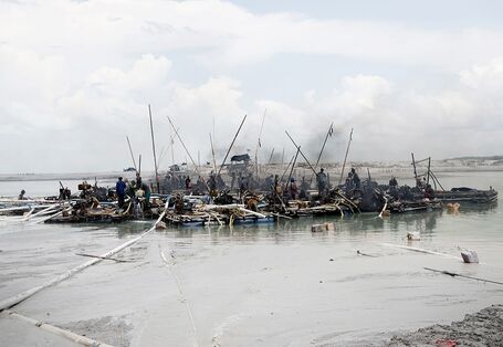 Müllinsel auf einem kleinen Teich.