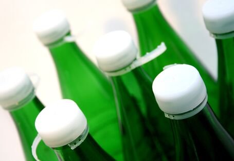 Grüne Mehrwegflachen von oben