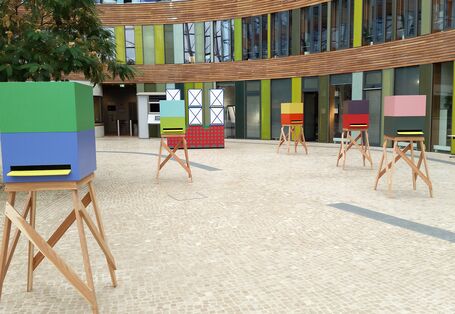 Bunte Bienenhäuser stehen im UBA-Forum