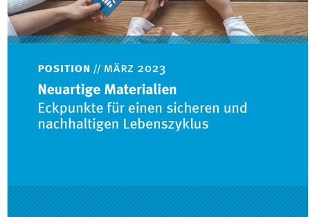 Mehrere Hände halten bunte Puzzelteile
