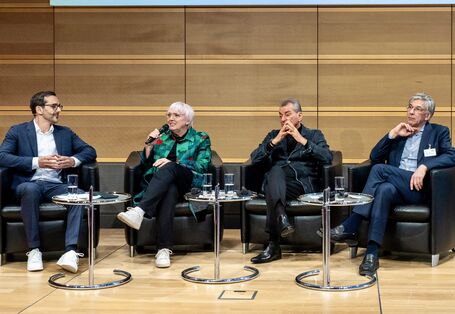 Vier Personen sitzen auf der Bühne 