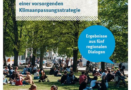 Menschen sitzen auf einer Wiese