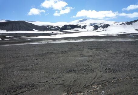 Antarktisches Festland mit schnee- und eisbedeckten Bergen im Hintergrund