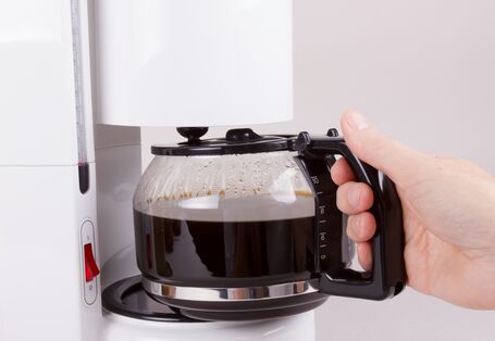 Kaffeemaschine mit voller Kaffeekanne