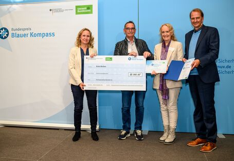 Steffi Lemke überreicht einen Scheck an die Gewinner der Kommune Kreis Borken.