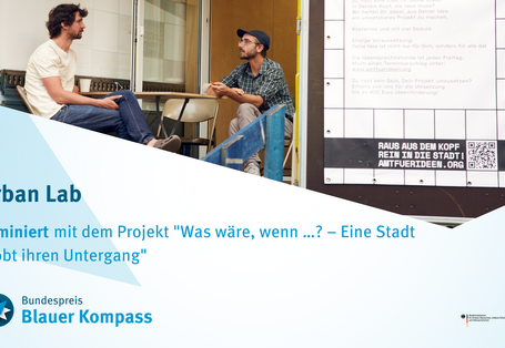 Zwei Leute sitzen beratend vor dem Amt für Ideen.