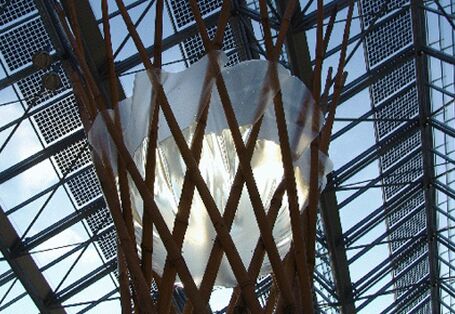 Holzkonstruktion mit in plastik gefülltem Wasser