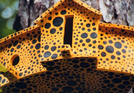 ein im Leopadenmuster bemaltes Holzhüttchen