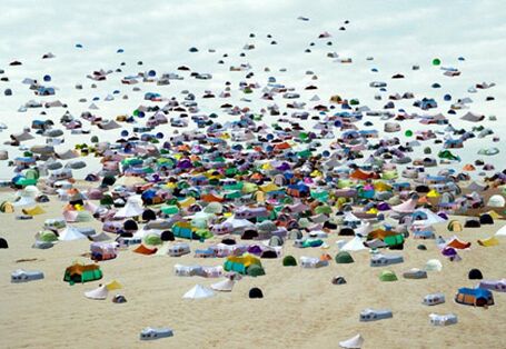 Es ist ein Bild von einem Strand zu sehen, welcher künstlerisch künstlich mit sehr vielen Zelten versehen wurde.