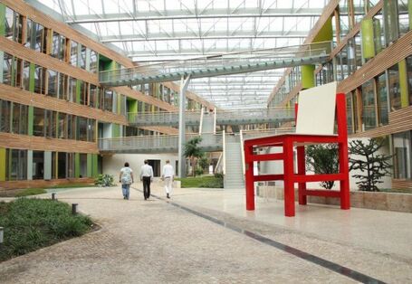 Kleiner Stuhl ganz groß: Das Möbelobjekt, welches sich nun im Umweltbundesamt befindet, hat die Maße 4,30 Meter hoch, 2,30 Meter breit und 2,50 Meter tief.