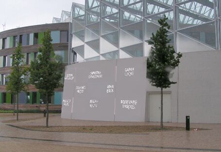 eine mit Namen verzierte Wand