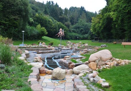 Gartenanlage, künstlerisch gestaltet, mit Wasserlauf