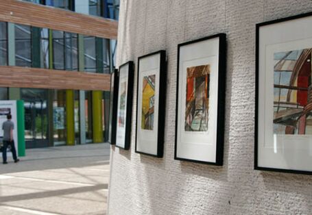 Bilder hängen im Atrium des Umwletbundesamts in Dessau aus