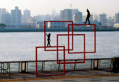 "Keeping the Balance" Shanghai, World Expo 2010 - zu sehen sind mehrere Rechtecke die sich überschneiden & in den Figuren balancierend dargestellt sind