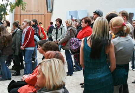 Gäste des Wettbewerbs lauschen der Eröffnungsrede