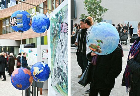 Verschiedene von Jugendlichen gebastelte Weltkugeln