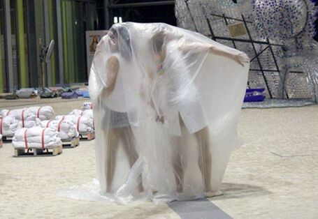 Zwei Tänzerinnen bewegen sich unter einer halbdurchsichtigen Plastikplane