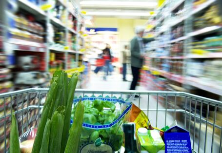 Einkaufswagen im Supermarkt mit Gemüse