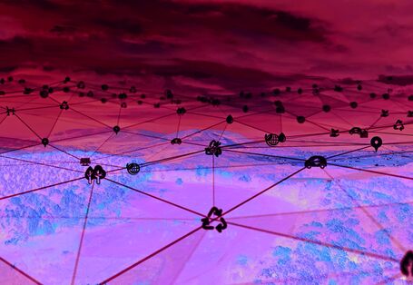 Das Bild zeigt das Foto einer bewaldeten Hügellandschaft unter einem bewölkten Himmel. Über das Foto ist mit weißen Linien ein Netzwerk gemalt, an dessen Knotenpunkten Icons beispielsweise Bäume, Wasser, Solarzellen und Recycling beziehungsweise nachhaltiges Wirtschaften symbolisieren.