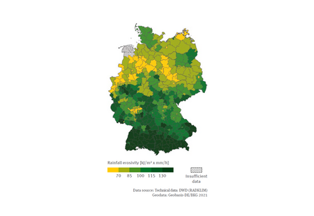 The legend comprises six categories for the rainfall erosivity (unit: kilojoules per square metre multiplied by millimetres per hour) as a district average for the years 2017 to 2021.