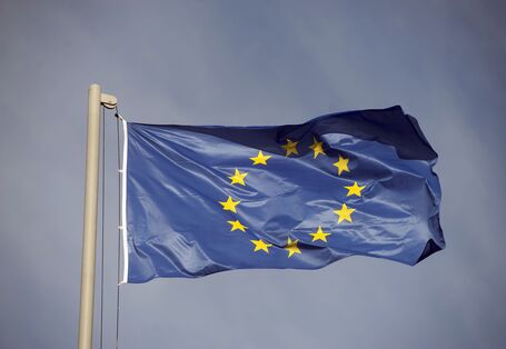 Die europäische Flagge weht im Wind. 