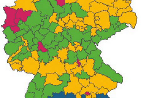 Die Legende umfasst fünf Kategorien für die fünf touristischen Großräume in Deutschland: Alpen, Alpenvorland (Dunkelblau), Küste (Hellblau), Mittelgebirge (Grün), urban geprägte Gebiete (Rot), übrige Gebiete (Ocker).
